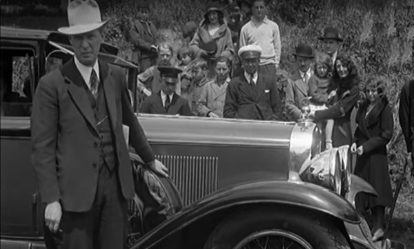 Бронираният Cadillac, използван от легендарния мафиот Ал Капоне, е конфискуван от американски агенти. По-късно е използван от Франклин Рузвелт, тъй като службите преценяват, че президентът се нуждае от брониран автомобил. Причината е стартът на войната и страх от атака с бомба от страна на Япония или Германия. 